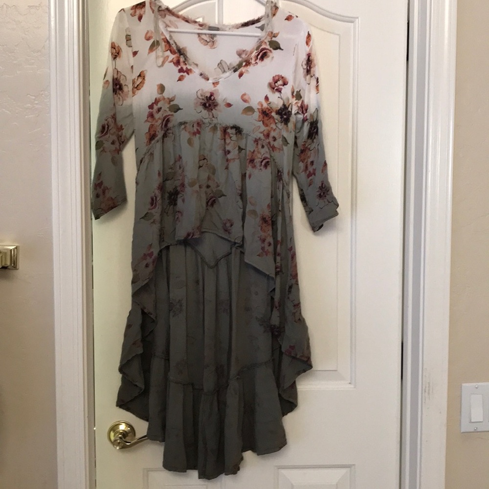 New Gimmicks green flowered tunic w/ ruffles